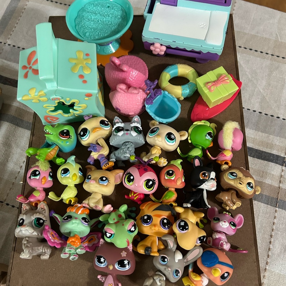 Littlest Pet Shop Pets and Accessories Bundle